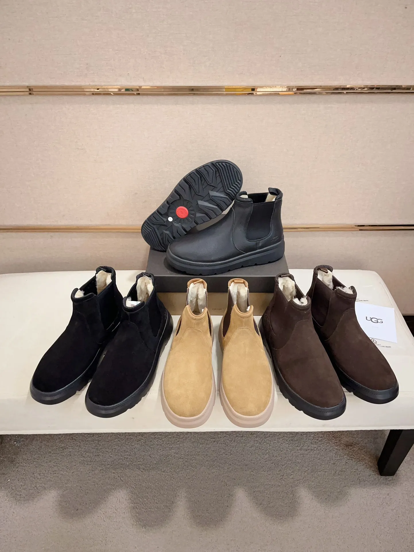 Men's shoes💰: 600💰(high-end goods) UGG❄️❄️Latest model 1:1⃣️quality, fabric: high-end quality first-layer cowhide imported from Europe. Lining: wool lining, sole: pure imported rubber foam outsole. ❤️High-end goods, fine workmanship, trendy and fashionable. The fit is very classy. If you know the goods, you will definitely not be able to refuse😍😍Code number: 41-45. Can be customized 46.47.